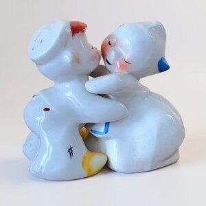 Vintage Van Telligan Salt Pepper Shakers Hugging Dutch Boy Girl Hugs Kisses